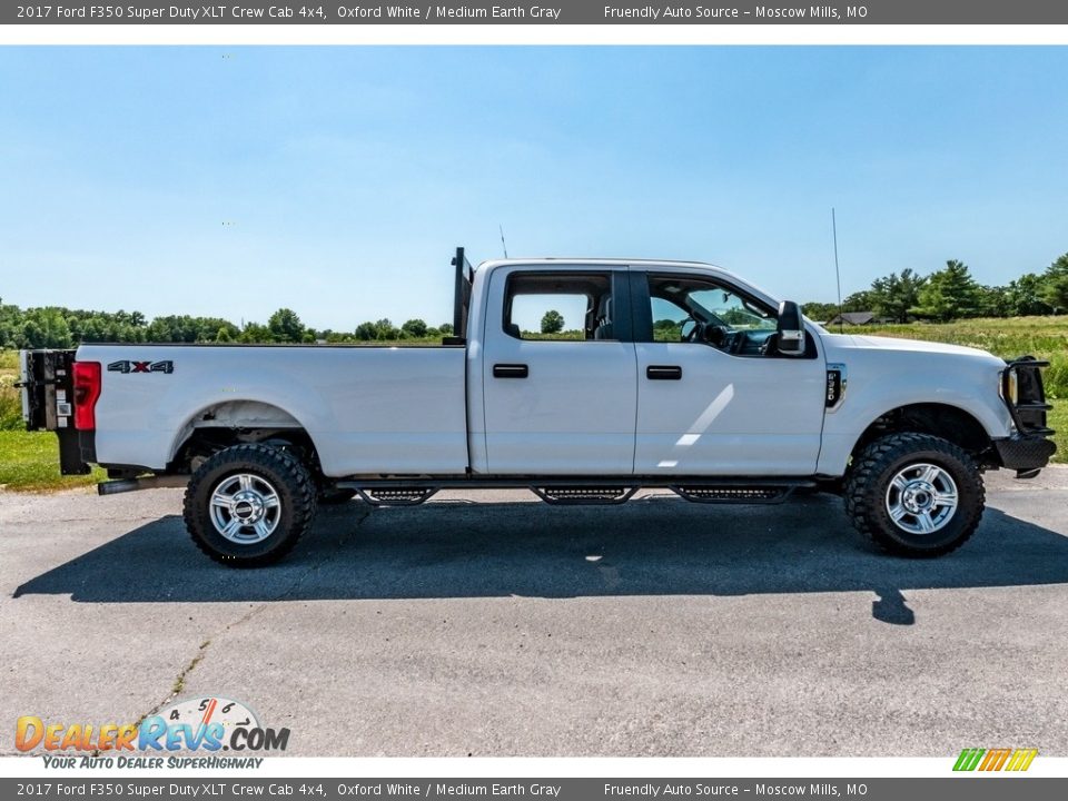 2017 Ford F350 Super Duty XLT Crew Cab 4x4 Oxford White / Medium Earth Gray Photo #3