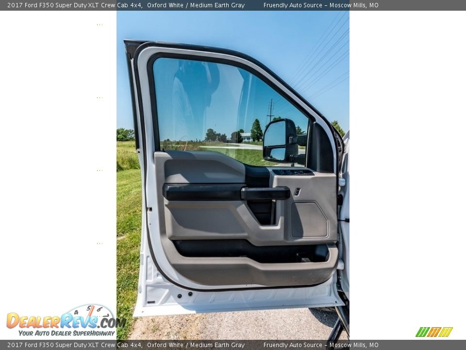 2017 Ford F350 Super Duty XLT Crew Cab 4x4 Oxford White / Medium Earth Gray Photo #22