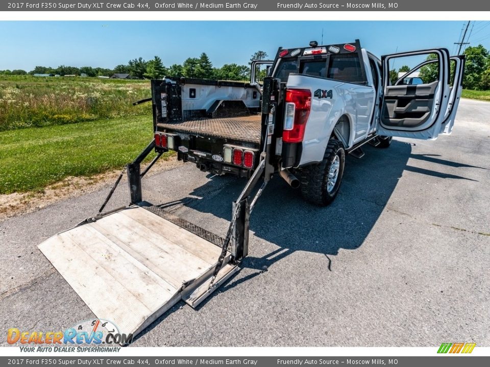 2017 Ford F350 Super Duty XLT Crew Cab 4x4 Oxford White / Medium Earth Gray Photo #29