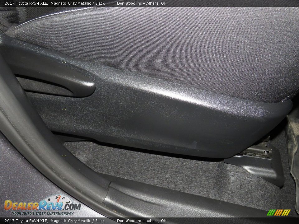 2017 Toyota RAV4 XLE Magnetic Gray Metallic / Black Photo #28