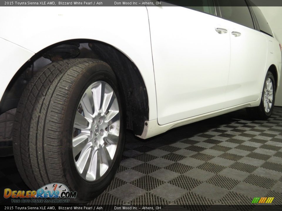 2015 Toyota Sienna XLE AWD Blizzard White Pearl / Ash Photo #8