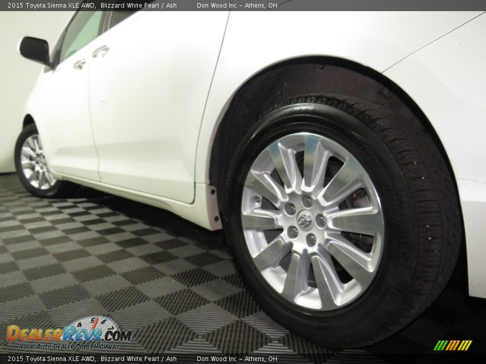2015 Toyota Sienna XLE AWD Blizzard White Pearl / Ash Photo #10