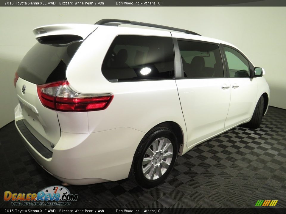 2015 Toyota Sienna XLE AWD Blizzard White Pearl / Ash Photo #16