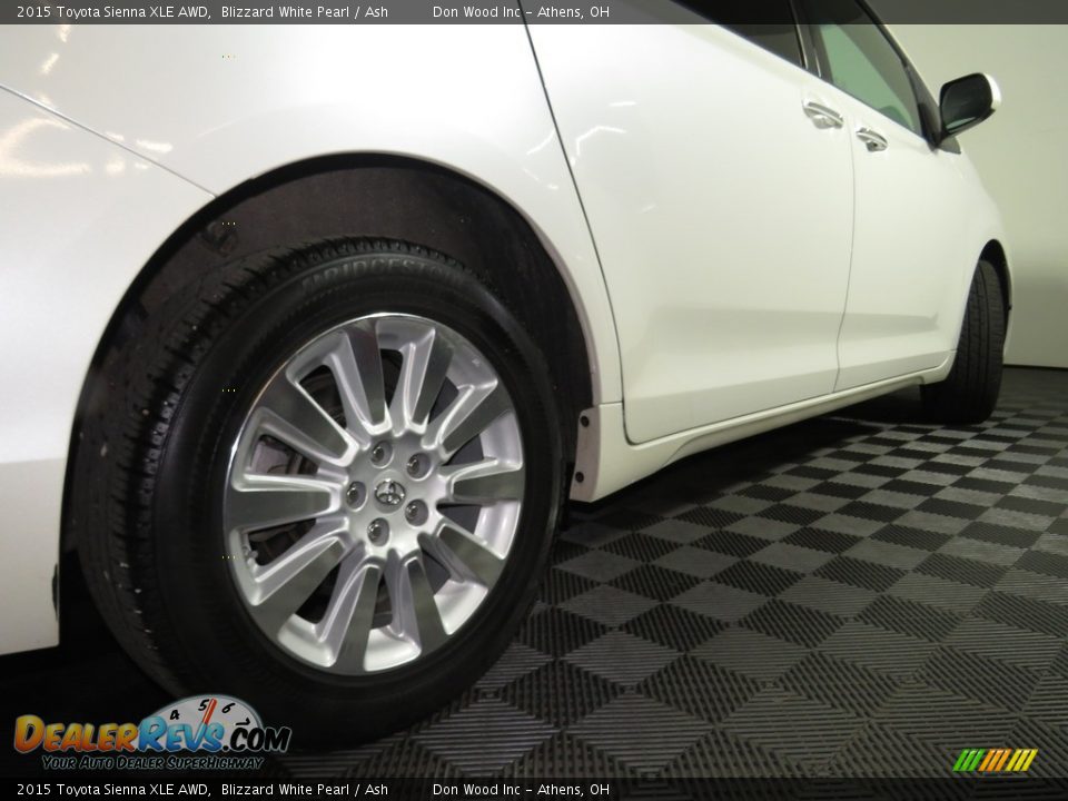 2015 Toyota Sienna XLE AWD Blizzard White Pearl / Ash Photo #17