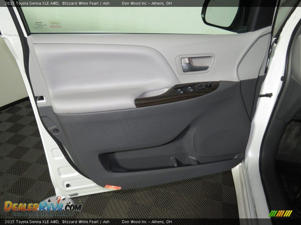 2015 Toyota Sienna XLE AWD Blizzard White Pearl / Ash Photo #18