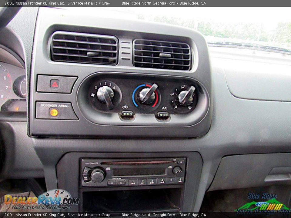 2001 Nissan Frontier XE King Cab Silver Ice Metallic / Gray Photo #12