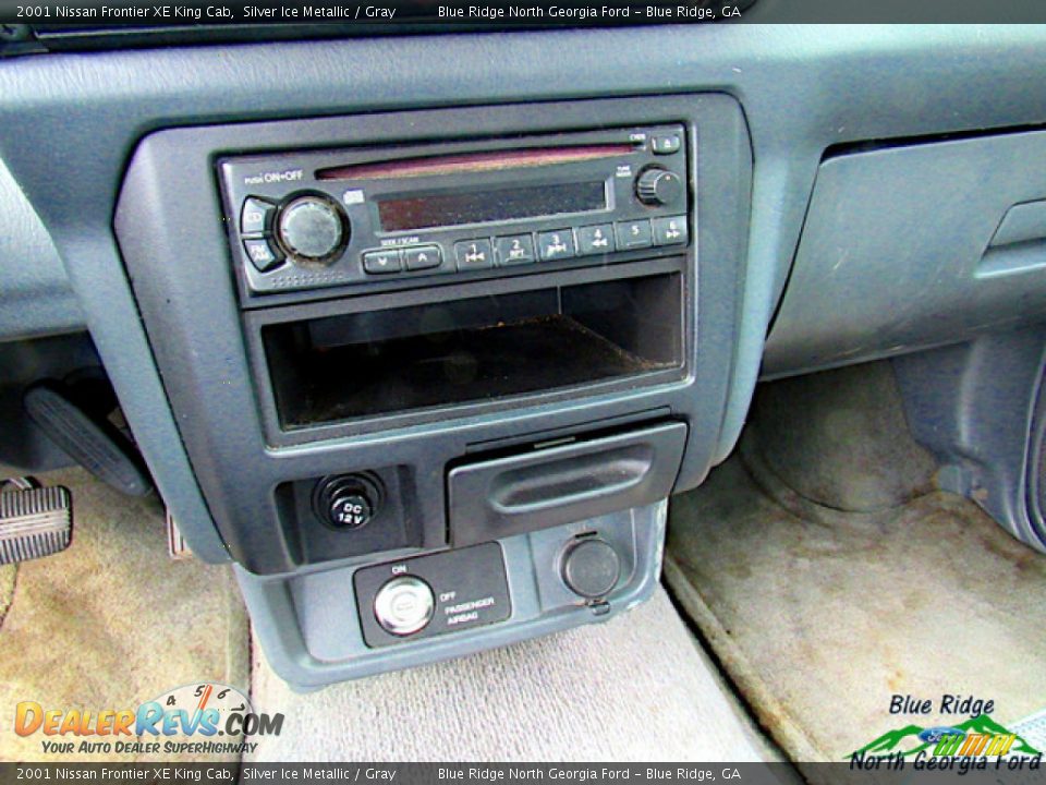 2001 Nissan Frontier XE King Cab Silver Ice Metallic / Gray Photo #13