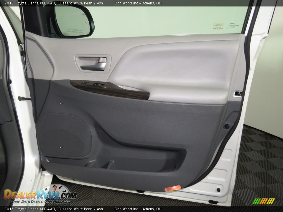 2015 Toyota Sienna XLE AWD Blizzard White Pearl / Ash Photo #25
