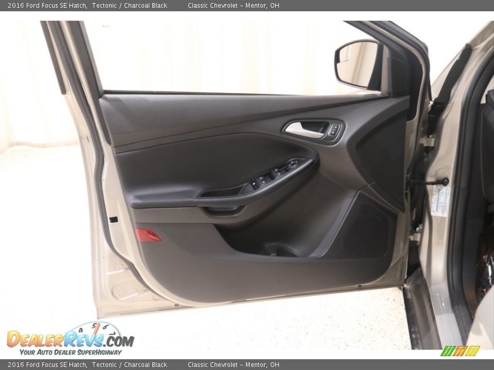 2016 Ford Focus SE Hatch Tectonic / Charcoal Black Photo #4