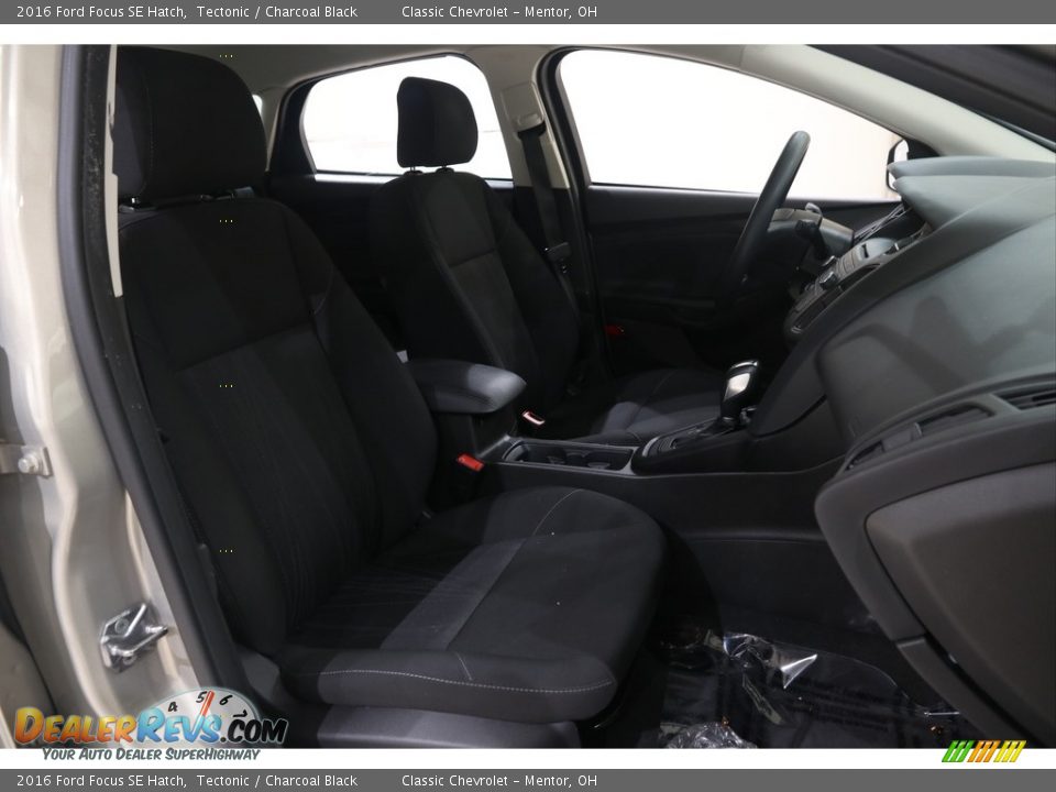 2016 Ford Focus SE Hatch Tectonic / Charcoal Black Photo #15