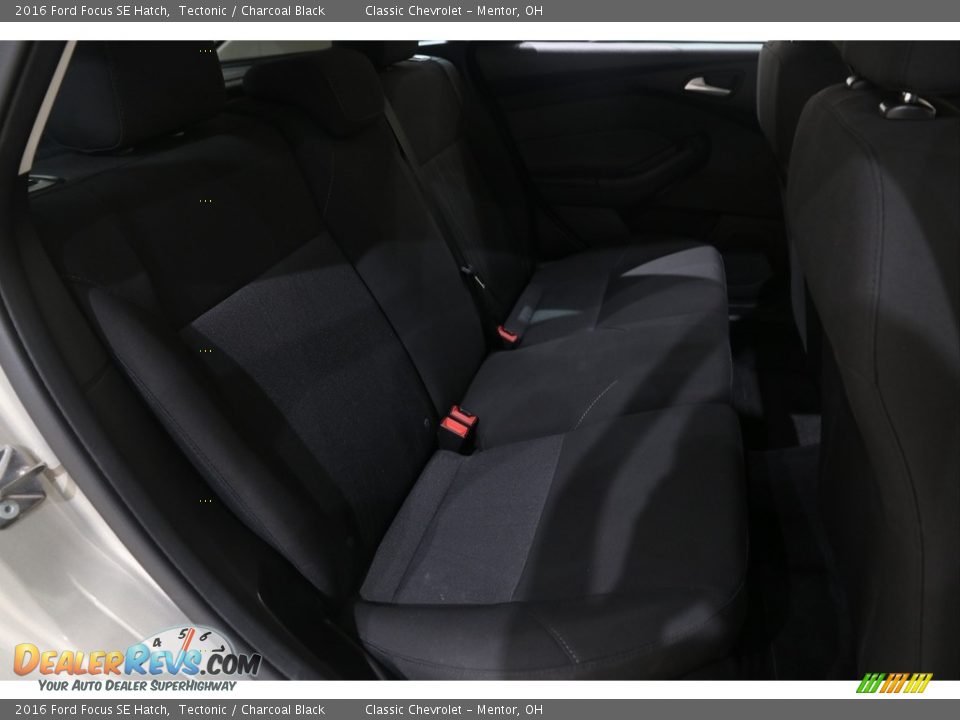2016 Ford Focus SE Hatch Tectonic / Charcoal Black Photo #16
