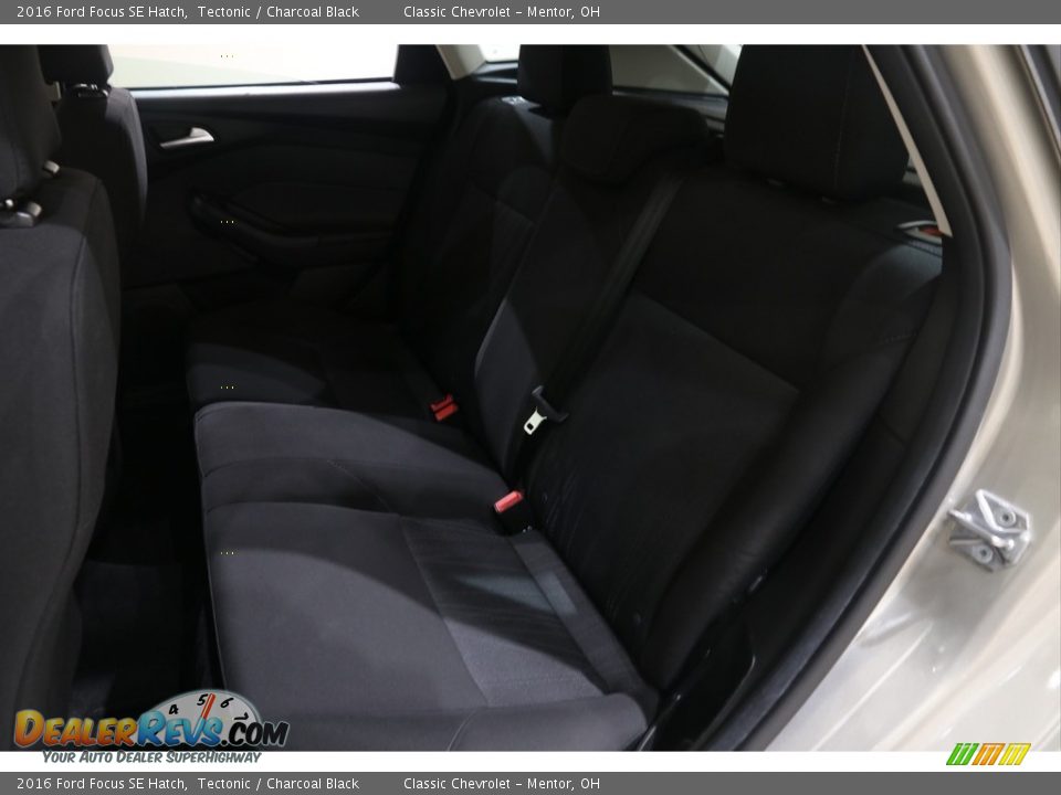 2016 Ford Focus SE Hatch Tectonic / Charcoal Black Photo #17