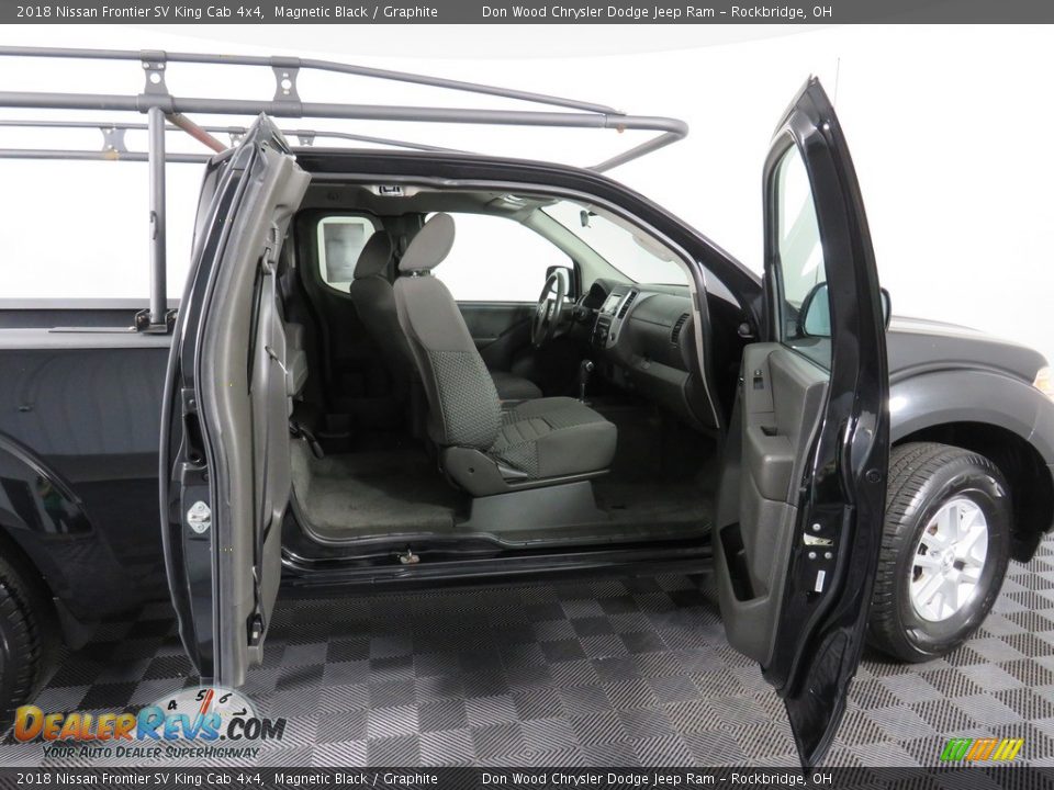 2018 Nissan Frontier SV King Cab 4x4 Magnetic Black / Graphite Photo #28