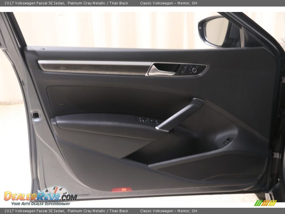 2017 Volkswagen Passat SE Sedan Platinum Gray Metallic / Titan Black Photo #4
