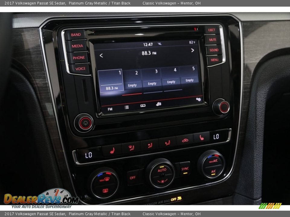 2017 Volkswagen Passat SE Sedan Platinum Gray Metallic / Titan Black Photo #8