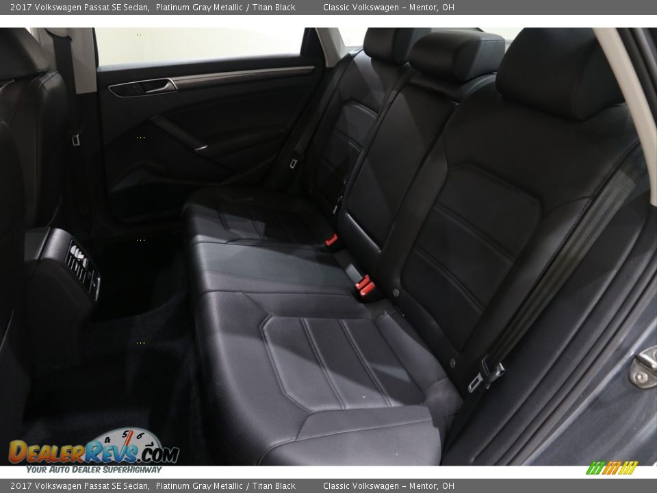 2017 Volkswagen Passat SE Sedan Platinum Gray Metallic / Titan Black Photo #16