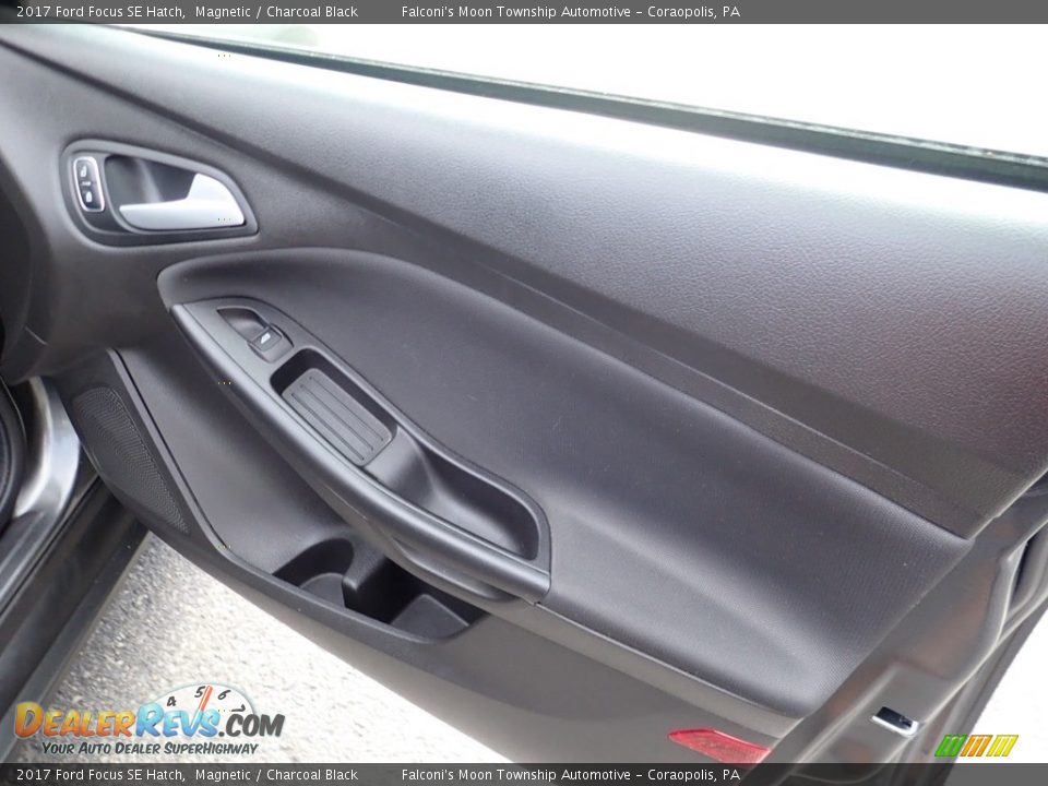 2017 Ford Focus SE Hatch Magnetic / Charcoal Black Photo #13