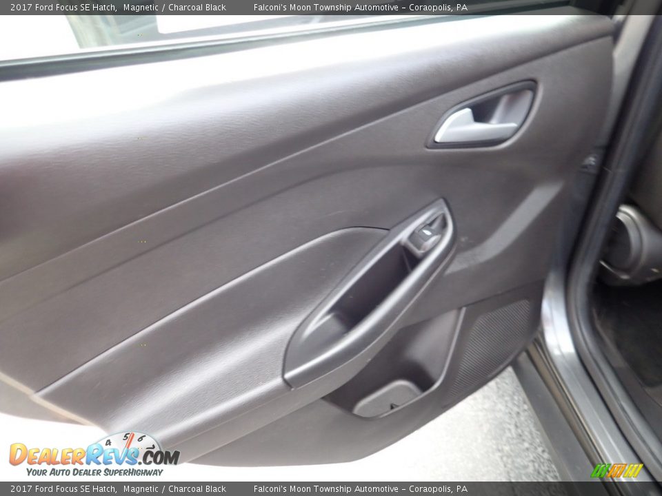 2017 Ford Focus SE Hatch Magnetic / Charcoal Black Photo #18