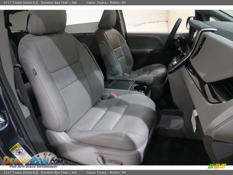 2017 Toyota Sienna XLE Shoreline Blue Pearl / Ash Photo #17