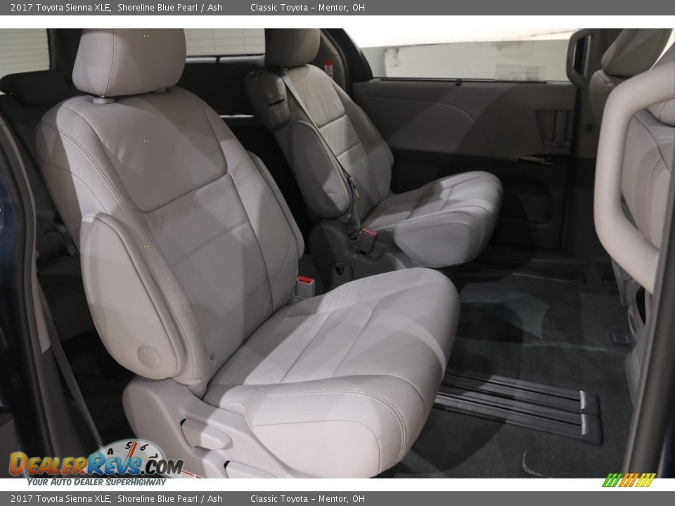 2017 Toyota Sienna XLE Shoreline Blue Pearl / Ash Photo #18