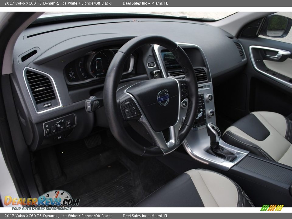 Blonde/Off Black Interior - 2017 Volvo XC60 T5 Dynamic Photo #15