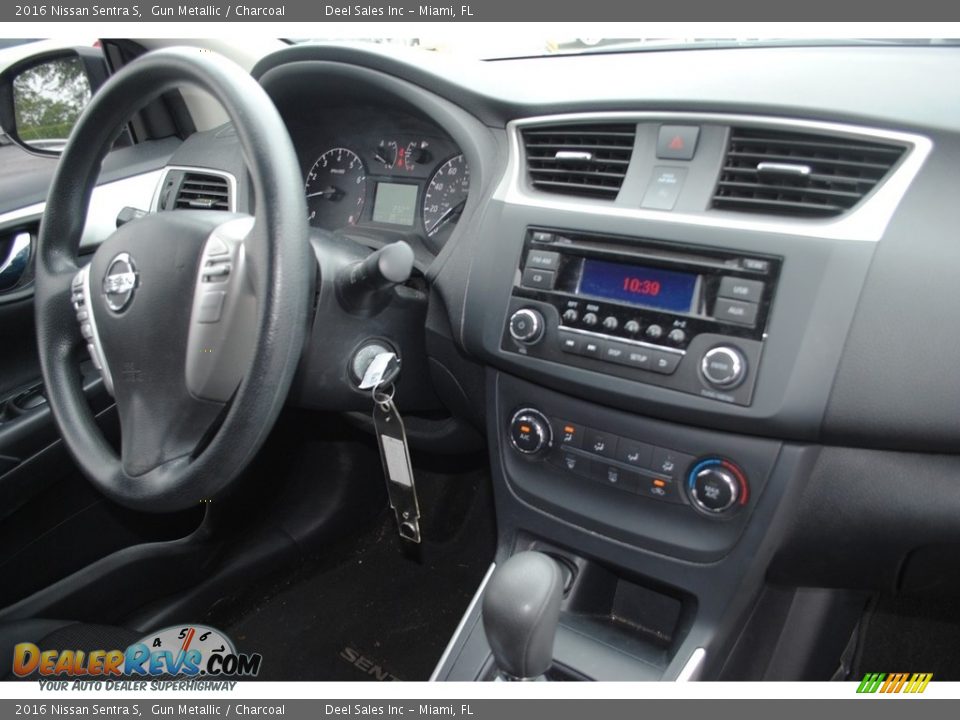 2016 Nissan Sentra S Gun Metallic / Charcoal Photo #18