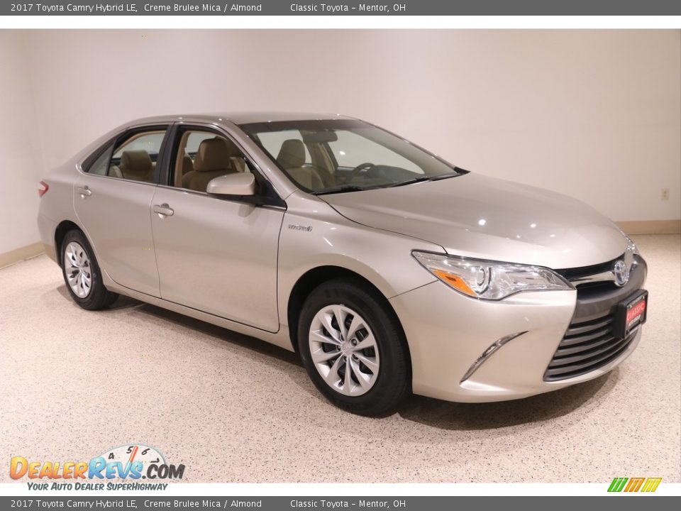 2017 Toyota Camry Hybrid LE Creme Brulee Mica / Almond Photo #1