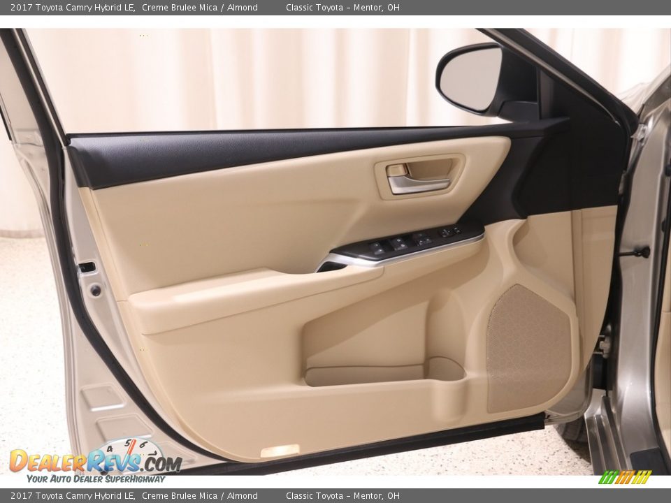 2017 Toyota Camry Hybrid LE Creme Brulee Mica / Almond Photo #4
