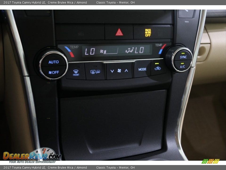 2017 Toyota Camry Hybrid LE Creme Brulee Mica / Almond Photo #17