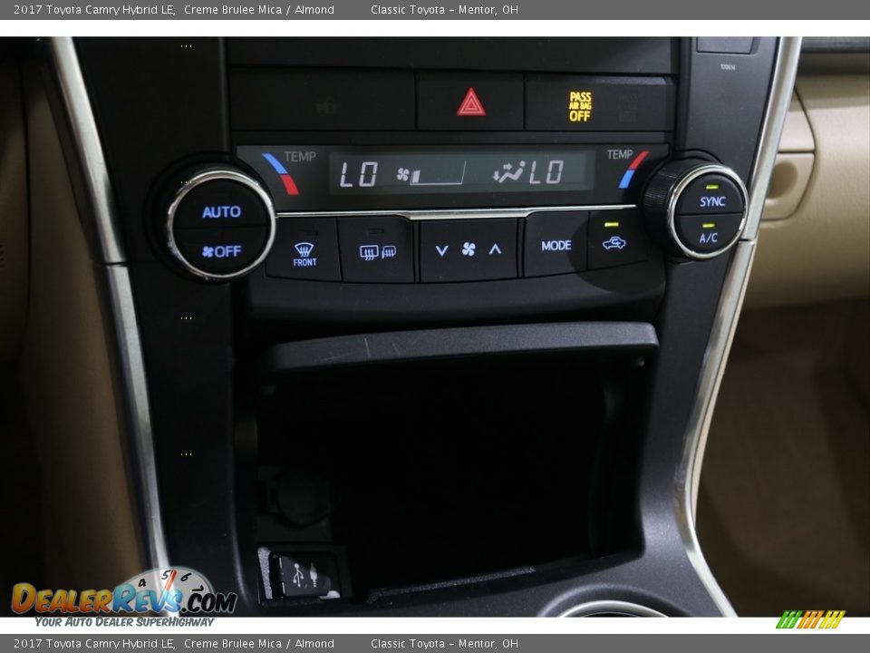 2017 Toyota Camry Hybrid LE Creme Brulee Mica / Almond Photo #18