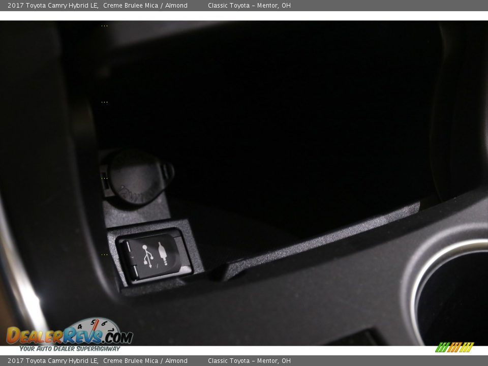 2017 Toyota Camry Hybrid LE Creme Brulee Mica / Almond Photo #19