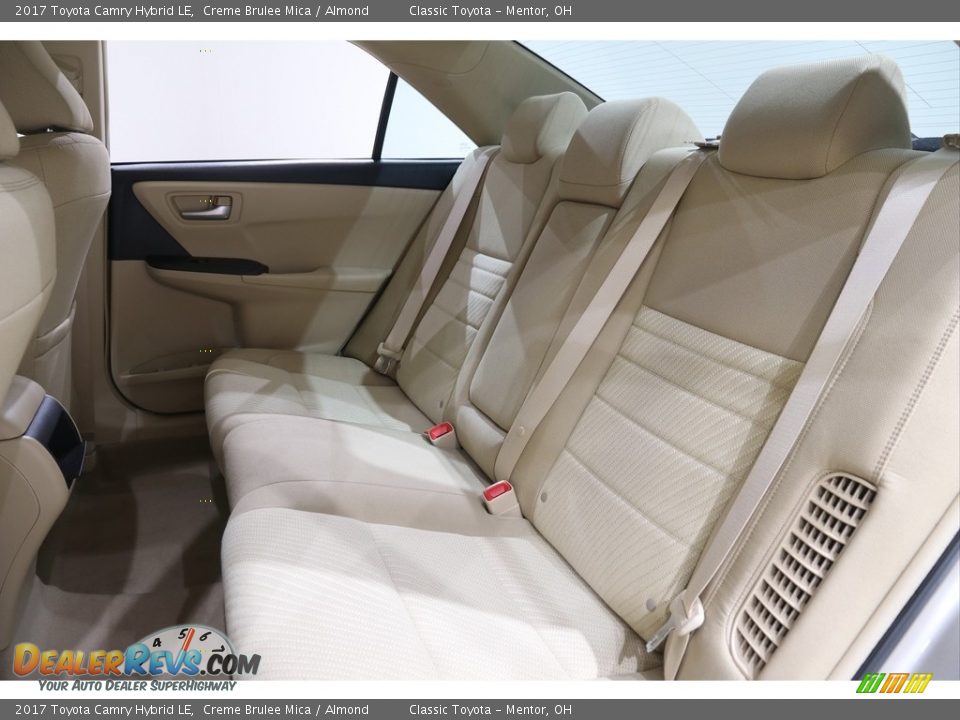 2017 Toyota Camry Hybrid LE Creme Brulee Mica / Almond Photo #23