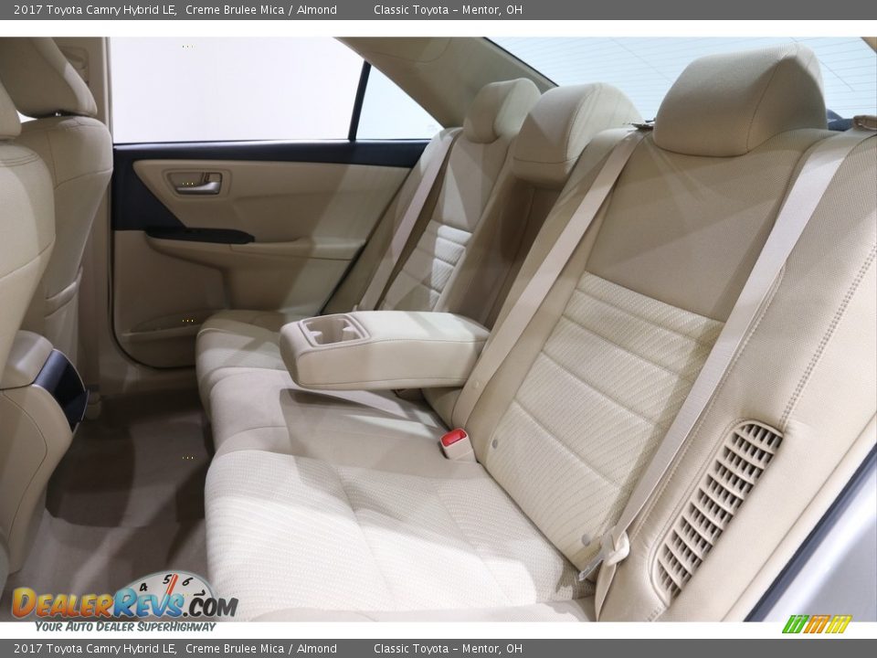 2017 Toyota Camry Hybrid LE Creme Brulee Mica / Almond Photo #24