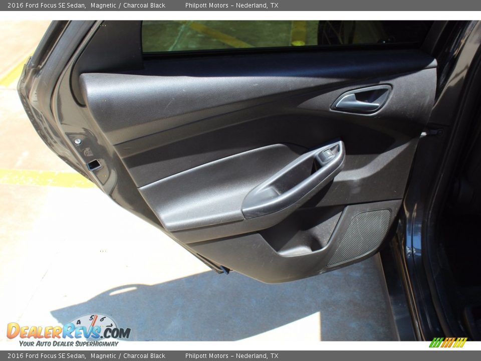 2016 Ford Focus SE Sedan Magnetic / Charcoal Black Photo #24