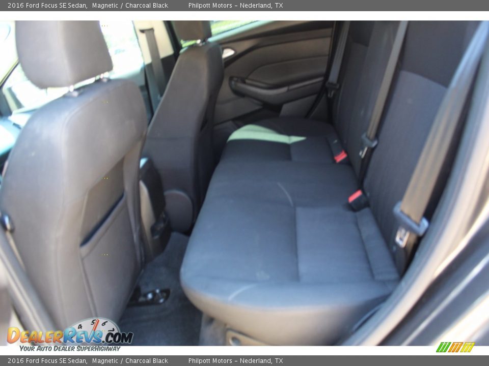 2016 Ford Focus SE Sedan Magnetic / Charcoal Black Photo #25