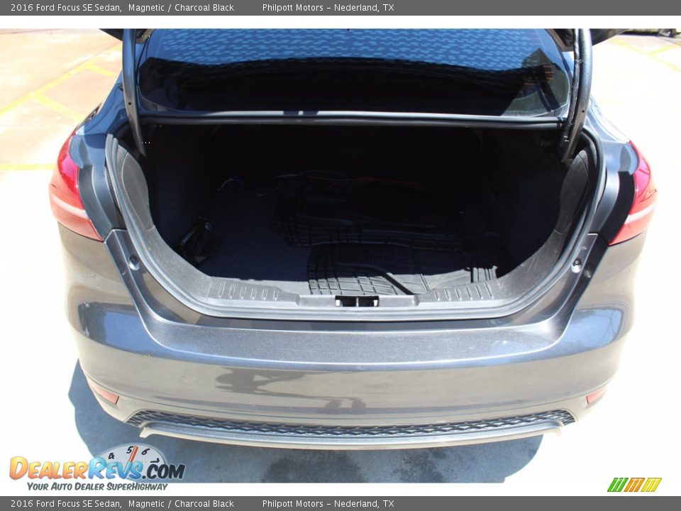 2016 Ford Focus SE Sedan Magnetic / Charcoal Black Photo #28