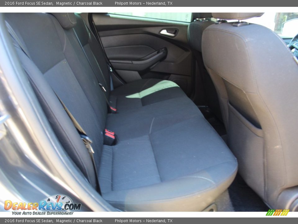 2016 Ford Focus SE Sedan Magnetic / Charcoal Black Photo #30