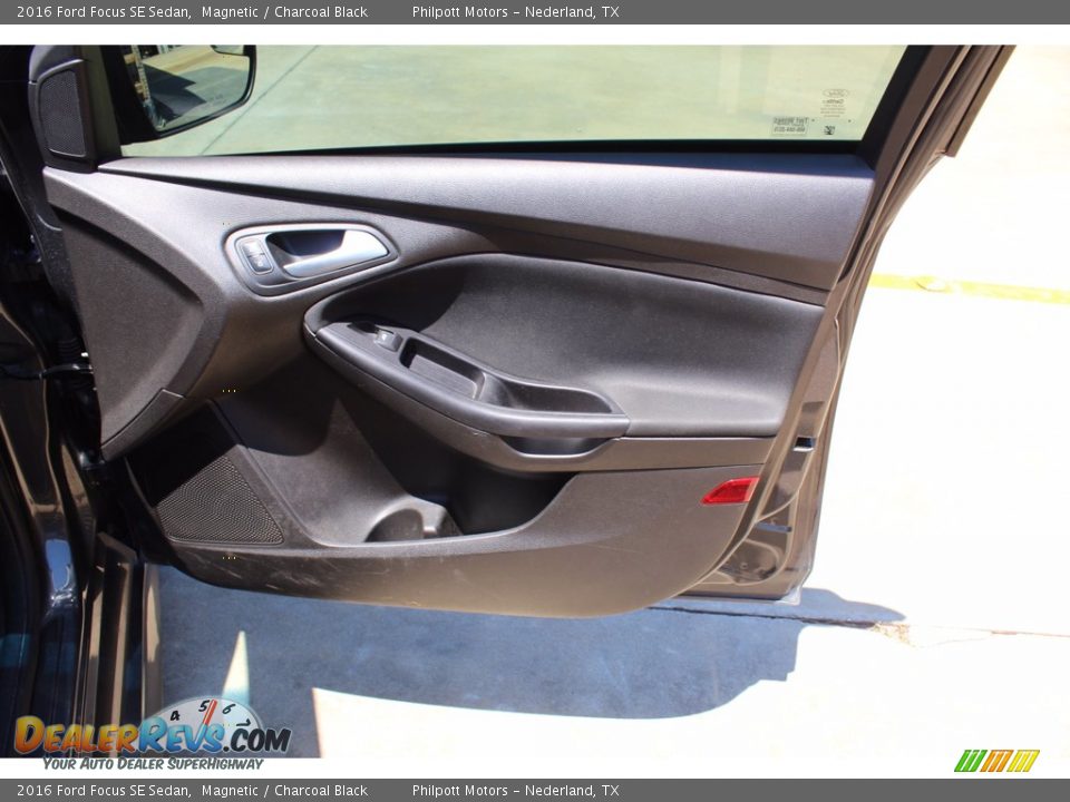 2016 Ford Focus SE Sedan Magnetic / Charcoal Black Photo #31
