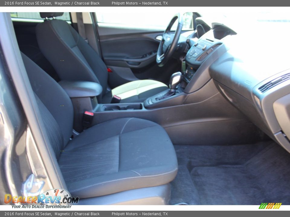 2016 Ford Focus SE Sedan Magnetic / Charcoal Black Photo #32