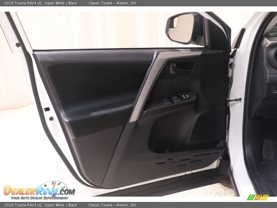 2018 Toyota RAV4 LE Super White / Black Photo #4