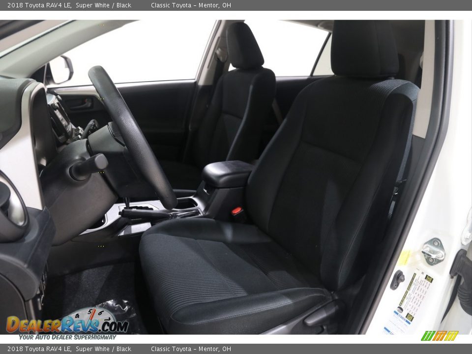 2018 Toyota RAV4 LE Super White / Black Photo #5