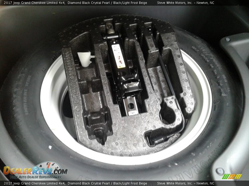 2017 Jeep Grand Cherokee Limited 4x4 Diamond Black Crystal Pearl / Black/Light Frost Beige Photo #16