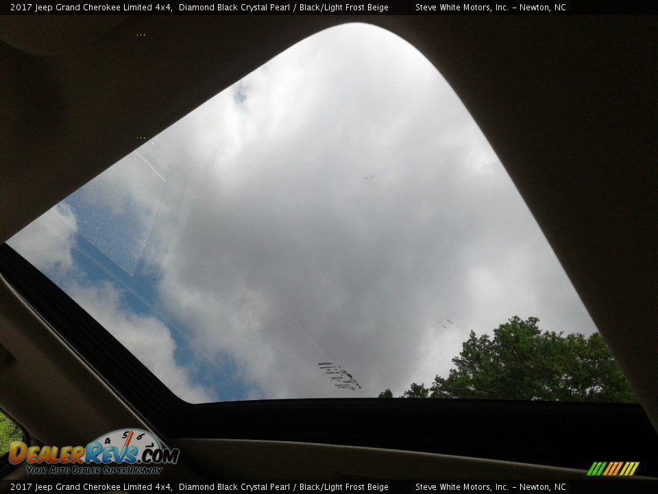 2017 Jeep Grand Cherokee Limited 4x4 Diamond Black Crystal Pearl / Black/Light Frost Beige Photo #33