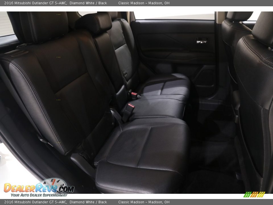 Rear Seat of 2016 Mitsubishi Outlander GT S-AWC Photo #15