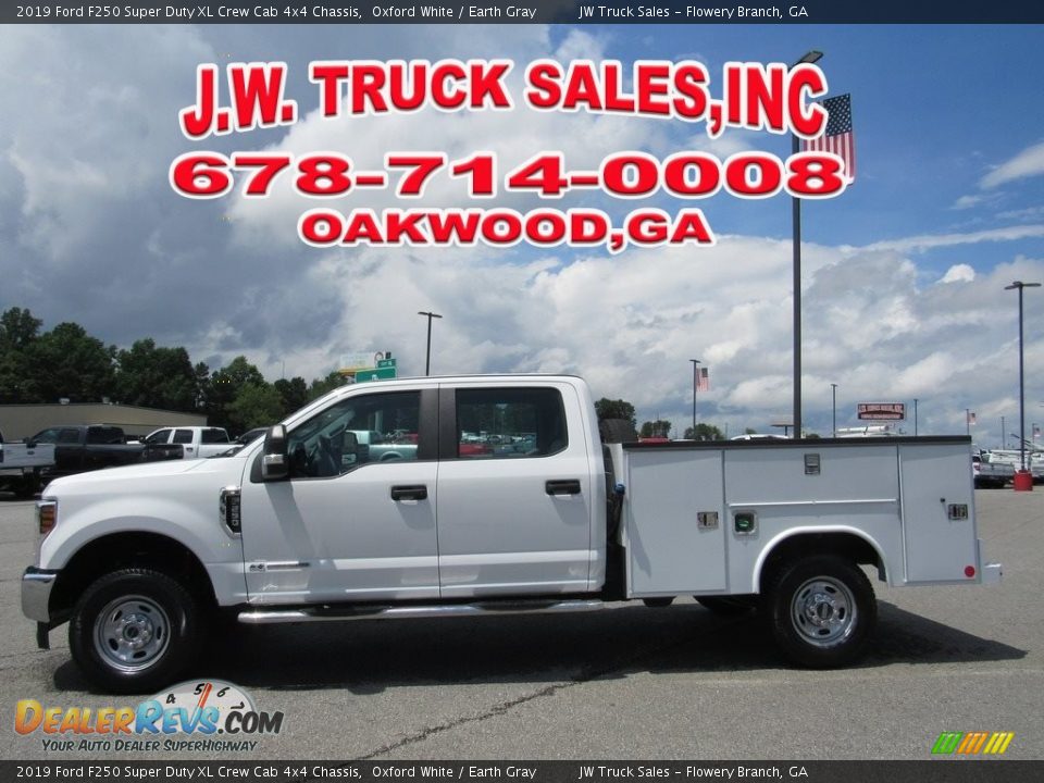 2019 Ford F250 Super Duty XL Crew Cab 4x4 Chassis Oxford White / Earth Gray Photo #2