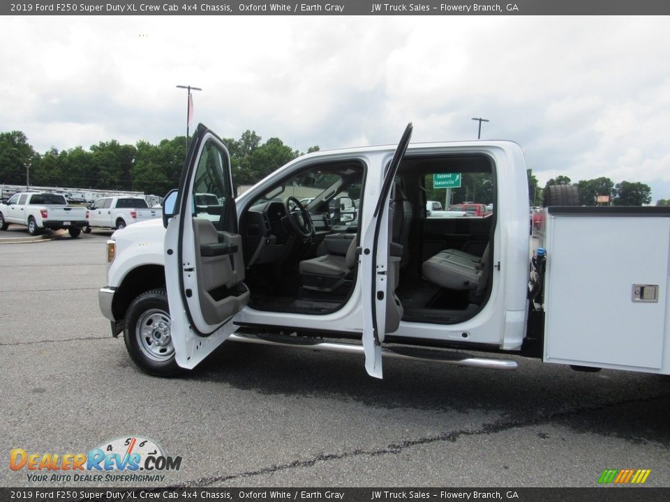 2019 Ford F250 Super Duty XL Crew Cab 4x4 Chassis Oxford White / Earth Gray Photo #20