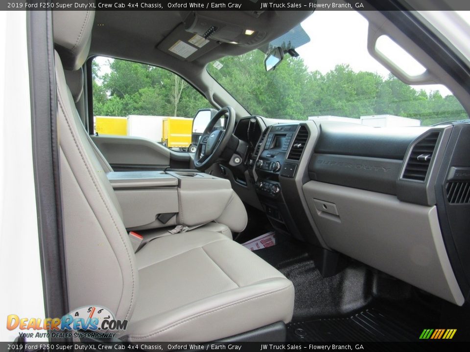 2019 Ford F250 Super Duty XL Crew Cab 4x4 Chassis Oxford White / Earth Gray Photo #35