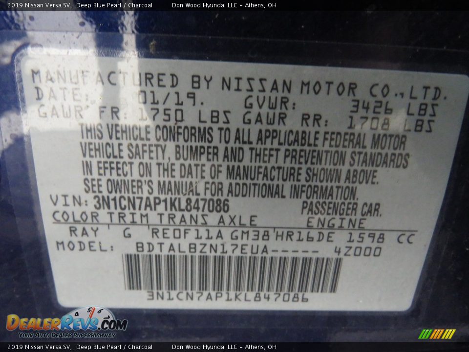 2019 Nissan Versa SV Deep Blue Pearl / Charcoal Photo #32