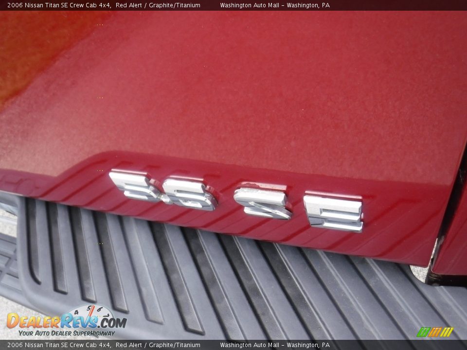2006 Nissan Titan SE Crew Cab 4x4 Red Alert / Graphite/Titanium Photo #18