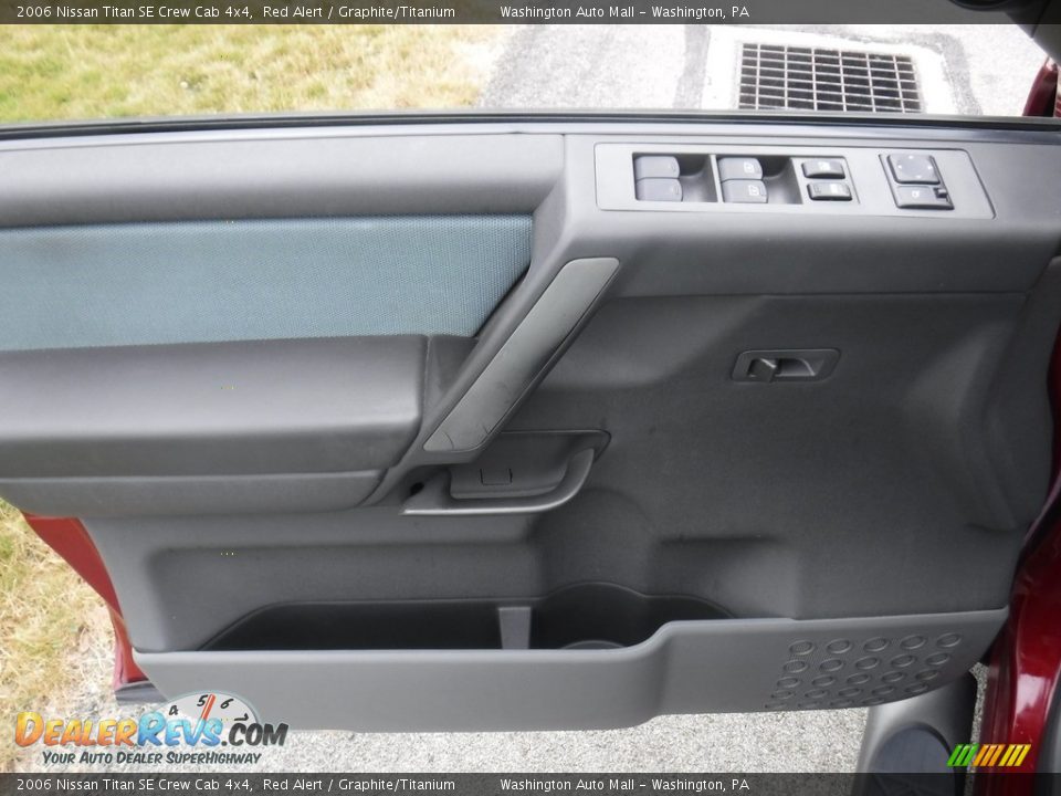 2006 Nissan Titan SE Crew Cab 4x4 Red Alert / Graphite/Titanium Photo #25